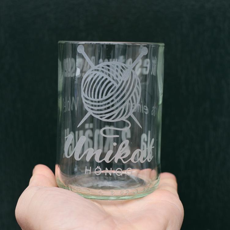 Handgemachtes Trinkglas mit Spruch - Gibt es etwas besseres als einen Knäuel Wolle? - ja 2 Knäuel - 0
