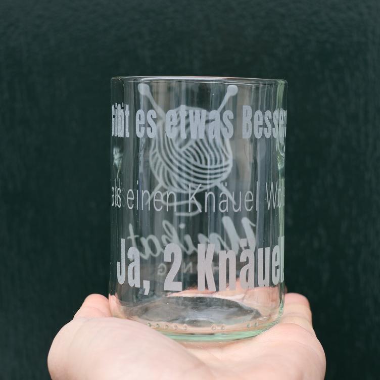 Handgemachtes Trinkglas mit Spruch - Gibt es etwas besseres als einen Knäuel Wolle? - ja 2 Knäuel