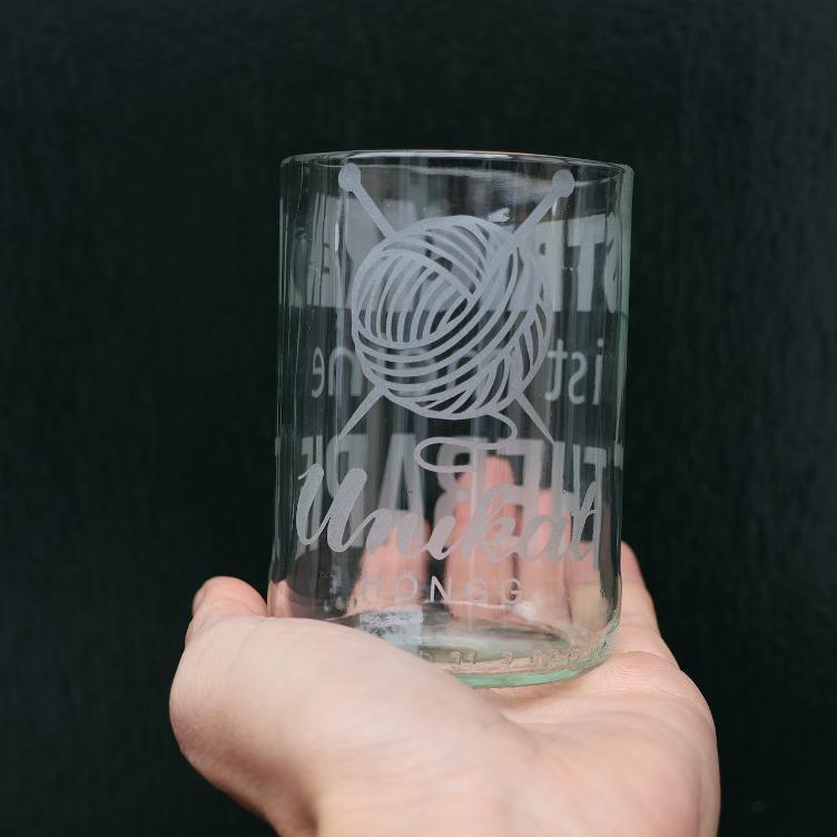 Handgemachtes Trinkglas mit Spruch - Stricken ist meine Therapie`