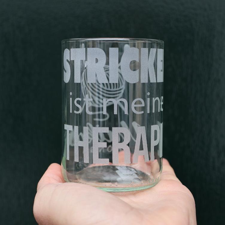 Handgemachtes Trinkglas mit Spruch - Stricken ist meine Therapie` - 0