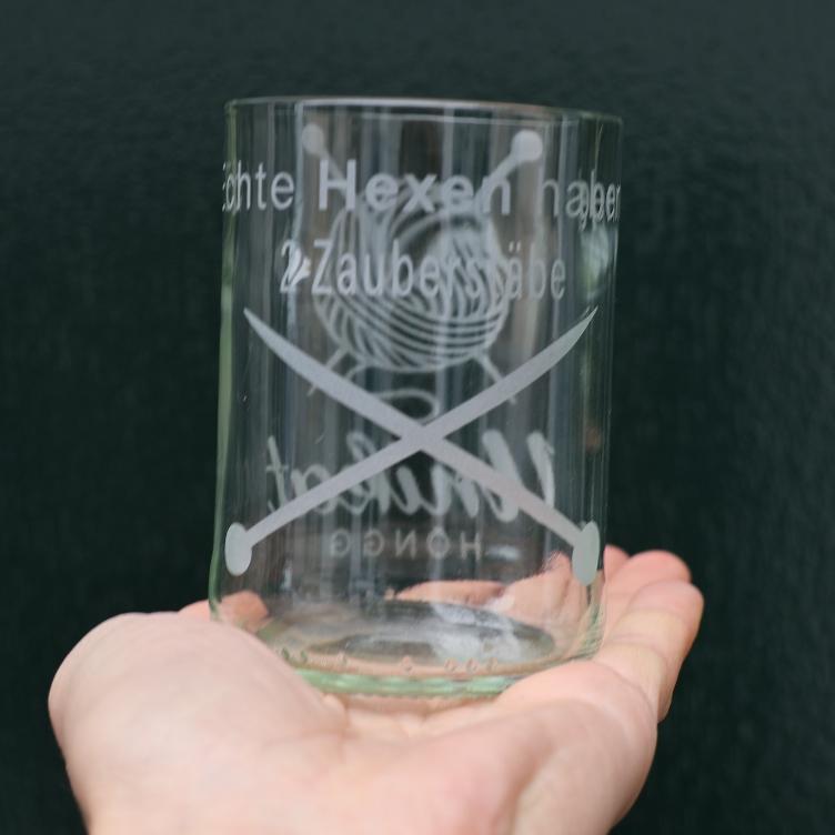 Handgemachtes Trinkglas mit Spruch - Echte Hexen haben 2 Zauberstäbe`