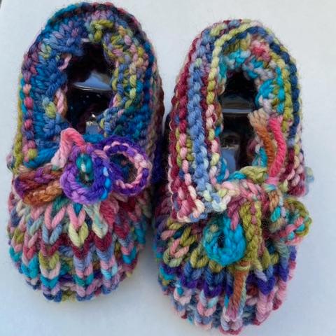 Unikat Babyfinkli/-schuhe Wolle handgestrickt bunt div.