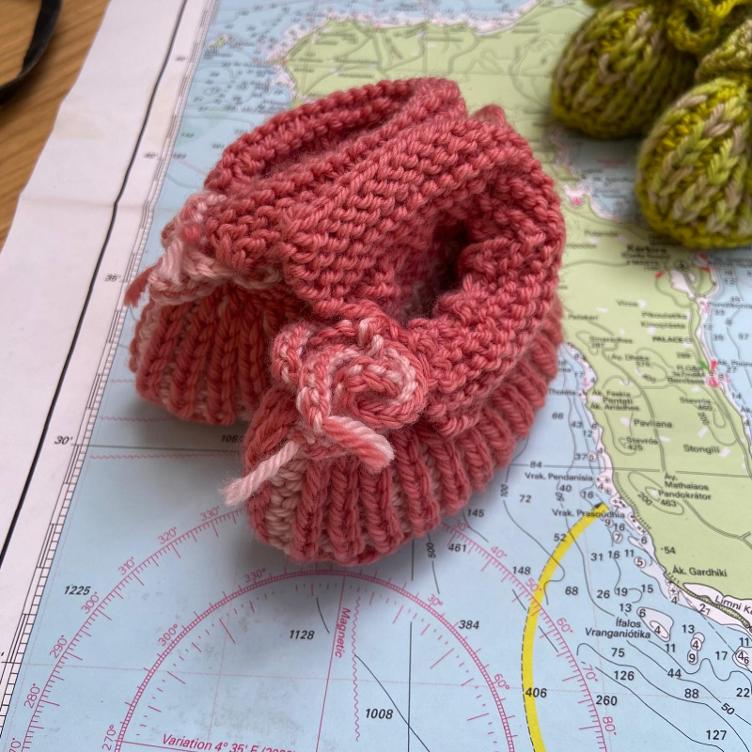 Unikat Babyfinkli/-schuhe Wolle 2farbig handgestrickt - 0