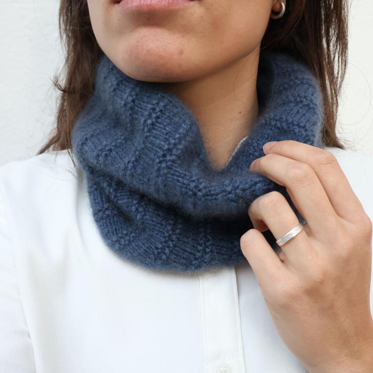 Rundschal / Loop aus Cashmere light `Judith`von Nitiknitti handgestrickt - 2