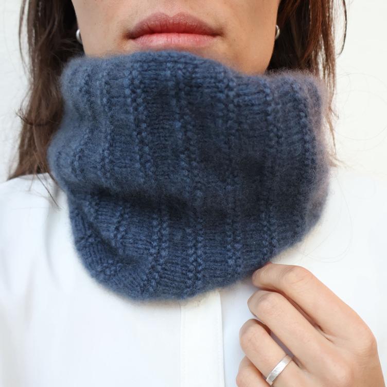 Rundschal / Loop aus Cashmere light `Judith`von Nitiknitti handgestrickt - 3